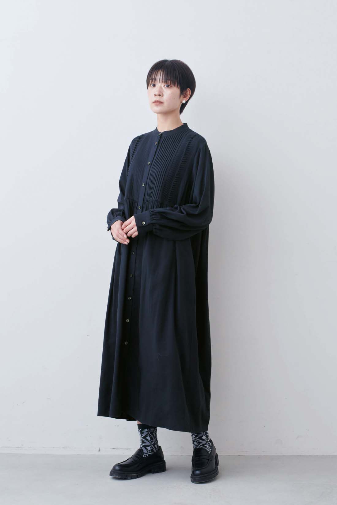 THREE FIFTY STANDARD|THREE FIFTY STANDARD　ピンタックのワンピース 〈ネイビー〉|モデル身長：163cm　着用サイズ：M