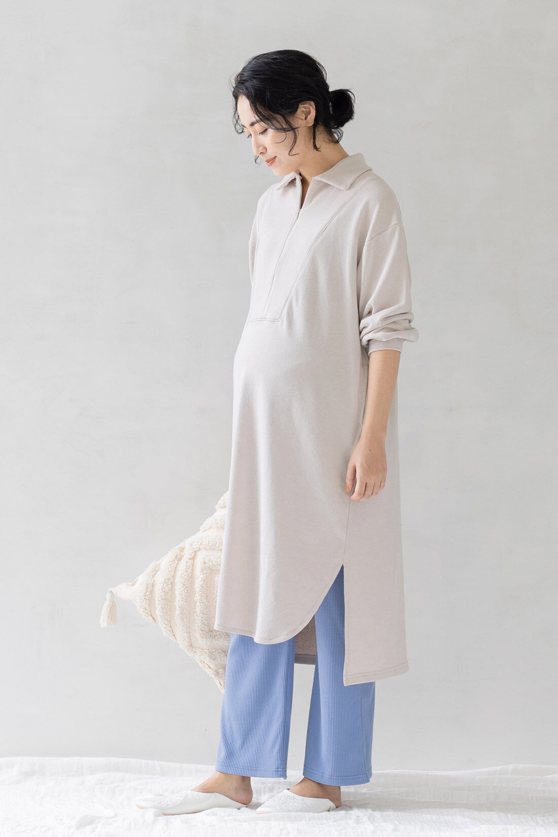 フェリシモMama|Moredde　マタニティから産後も使える　授乳がらくちんフロントジップデザインのワンピ＆リブパンツルームウェアセット　〈アイボリー×ブルー〉|ゆったりとしたサイジングでマタニティ期も快適に着ていただけます。