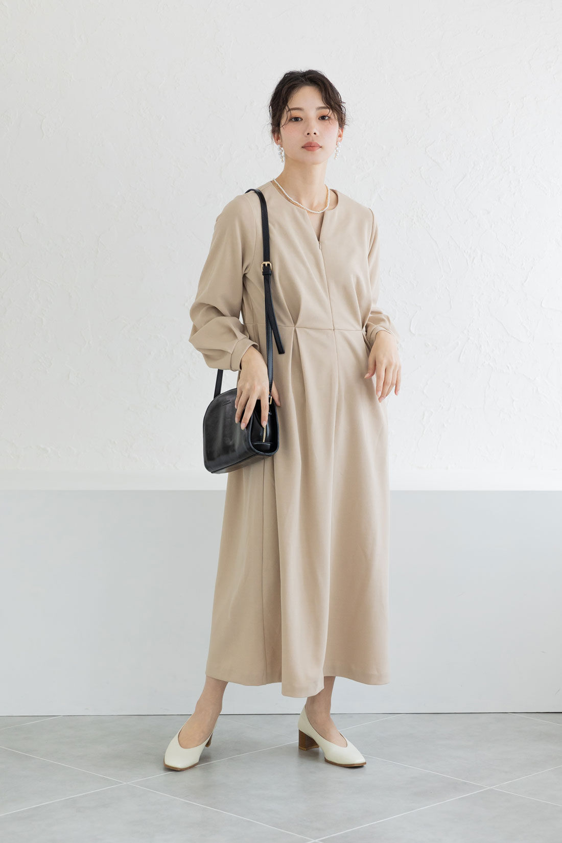 フェリシモMama|Moredde　マタニティ・産後使える　授乳が簡単　上品キーネックのワンピース〈ベージュ〉|キーネックが顔まわりをすっきりと見せてくれます