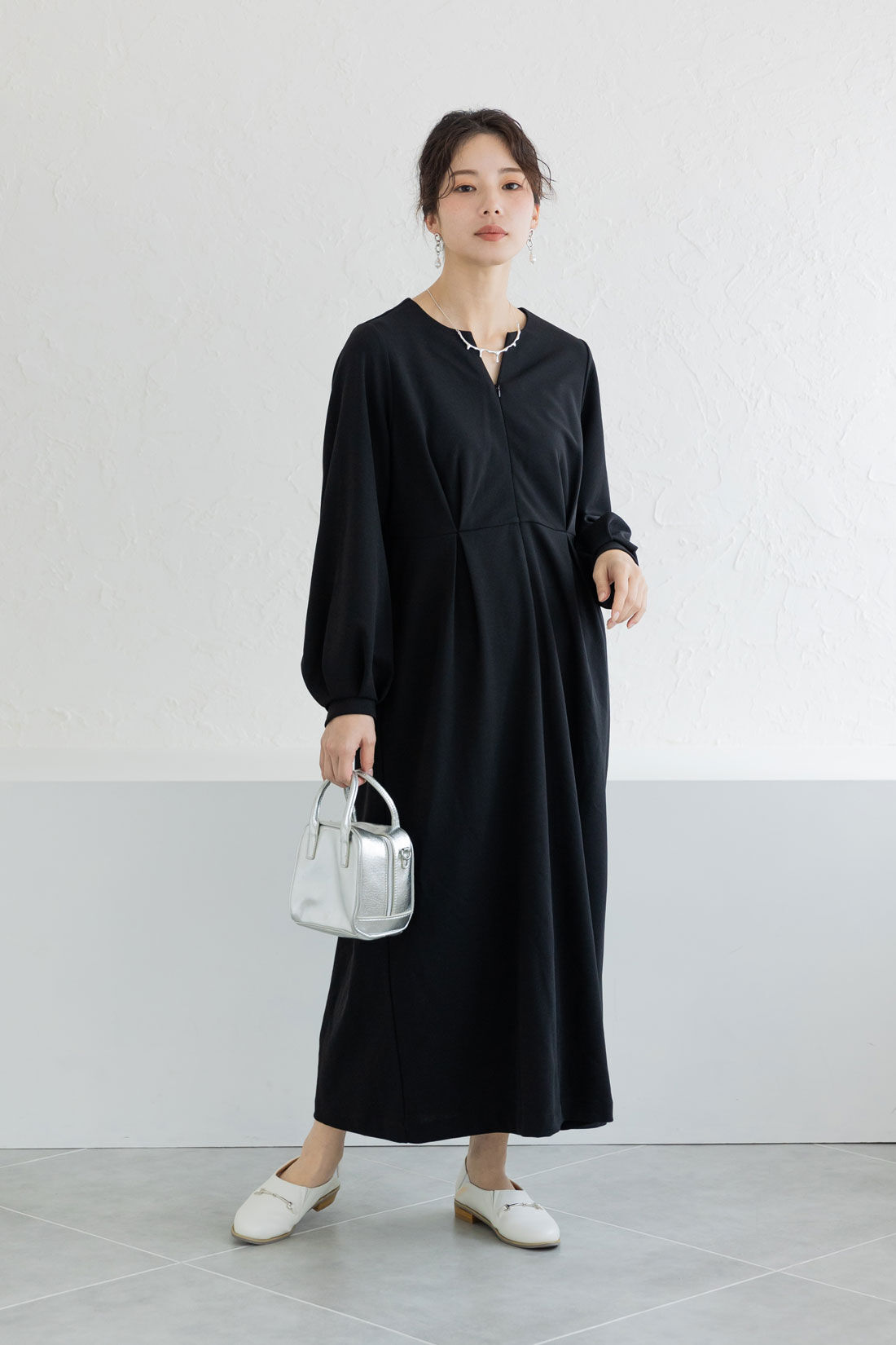 FELISSIMO Mama|Moredde　マタニティ・産後使える　授乳が簡単　上品キーネックのワンピース〈ブラック〉|キーネックが顔まわりをすっきりと見せてくれます