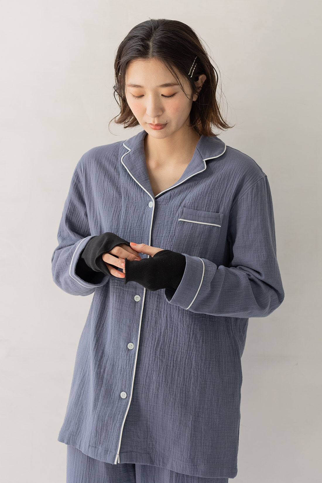 フェリシモMama|Moredde　綿１００％のエニワイズ加工が肌にやさしい　カシュクール授乳インナートップス〈ブラック〉|十二分袖で手先まであったか。スマホの操作も便利。