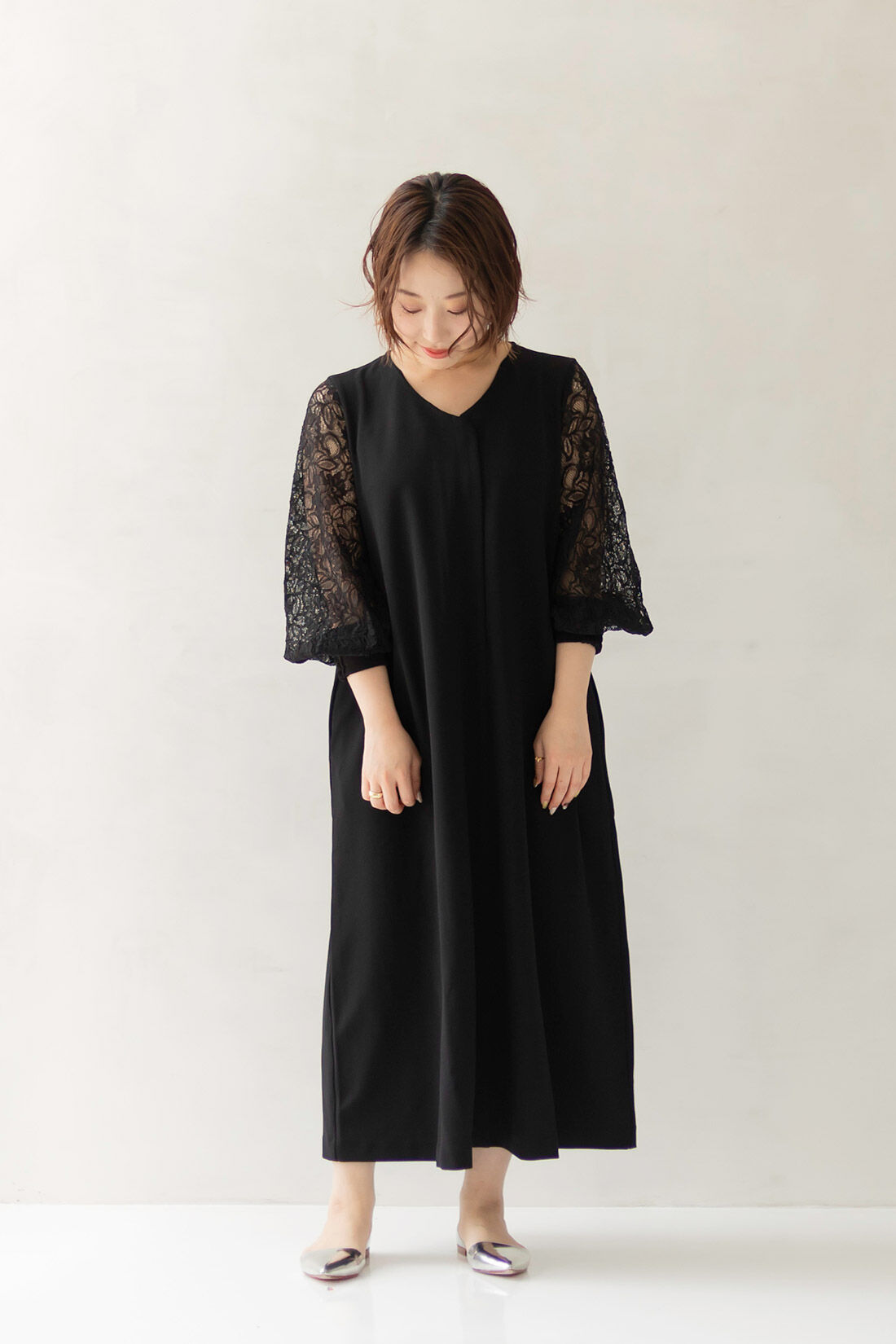 フェリシモMama|Moredde　マタニティ・産後使える　授乳が簡単　上品袖レースのワンピース〈ベージュ〉|model:H157cm　着用サイズ：Mサイズ ※お届けするカラーとは異なります。