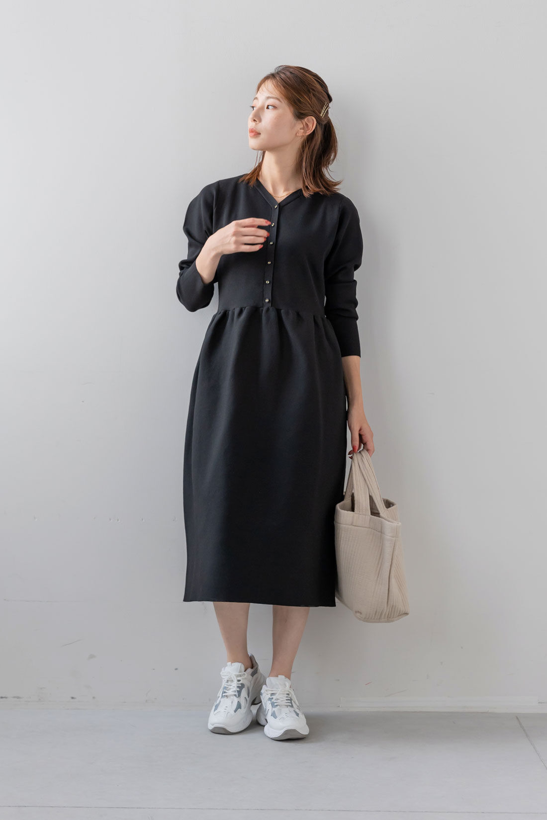 フェリシモMama|Moredde　バウンドニットのブラックニットワンピース|model:H166　着用サイズ：モデル用M（総丈M＋3cm、袖丈＋2㎝）