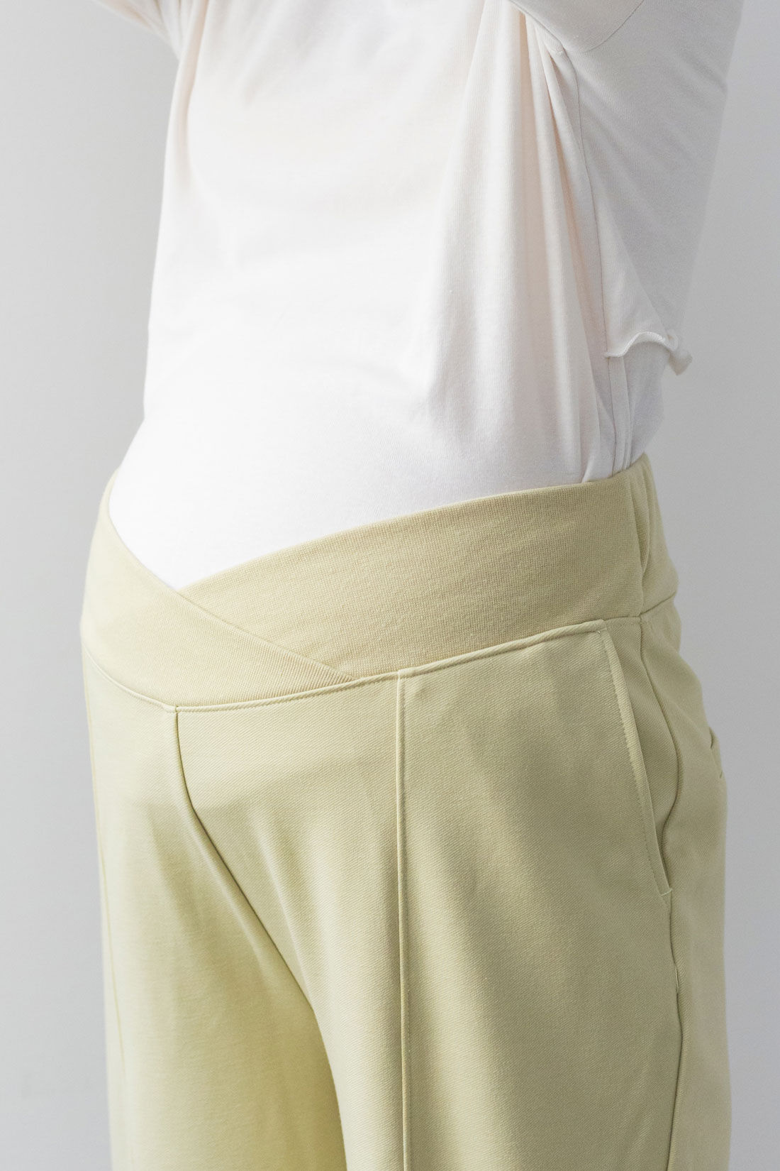フェリシモMama|Moredde　マタニティから産後も使える　ストレッチストレートパンツ〈スモーキーイエロー〉|前はウエストクロス仕様ですっきり