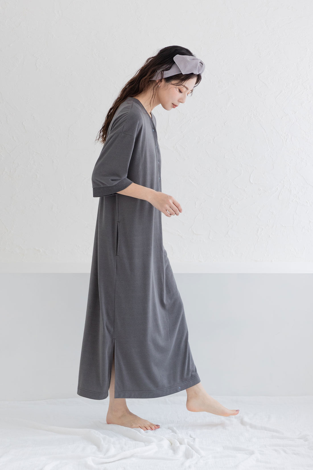 FELISSIMO Mama|Moredde　お風呂上がりのママの味方！バスローブパイルワンピース〈チャコールグレー〉|サイドスリットで抜け感たっぷり。