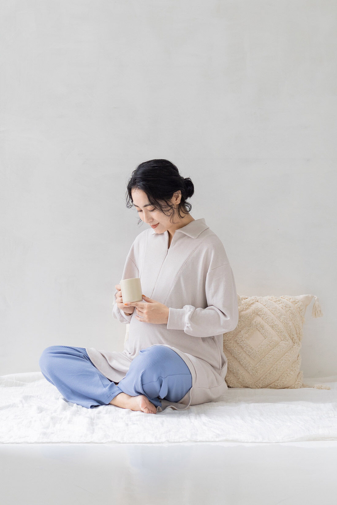 フェリシモMama|Moredde　マタニティから産後も使える　授乳がらくちんフロントジップデザインのワンピ＆リブパンツルームウェアセット　〈アイボリー×ブルー〉