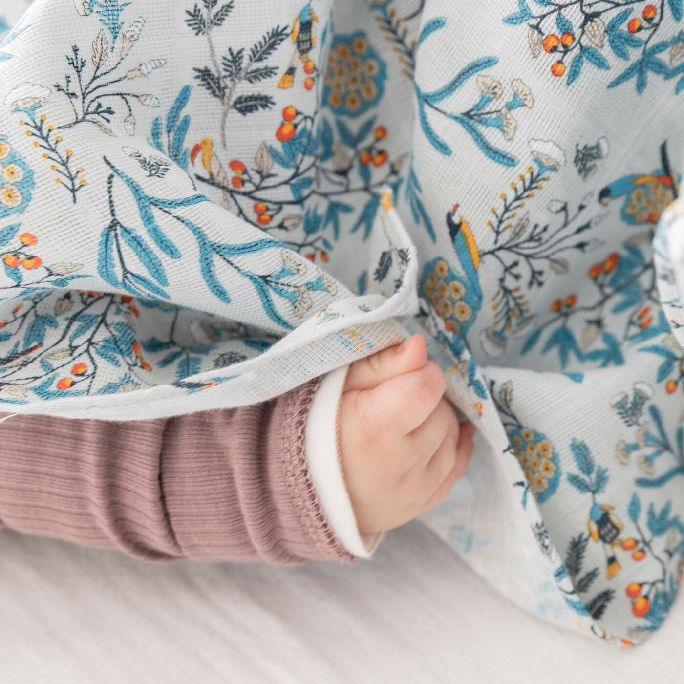 フェリシモMama|タムロアヤノ×フェリシモＭａｍａ【Moredde】　モスリンコットンが心地いいおくるみ〈木の実と小鳥たち〉