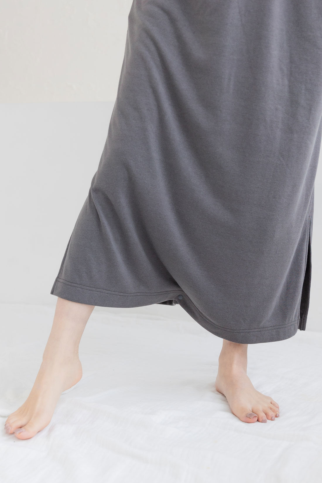 FELISSIMO Mama|Moredde　お風呂上がりのママの味方！バスローブパイルワンピース〈チャコールグレー〉|すそのスナップボタンを留めてめくれ上がるのを防止できます。