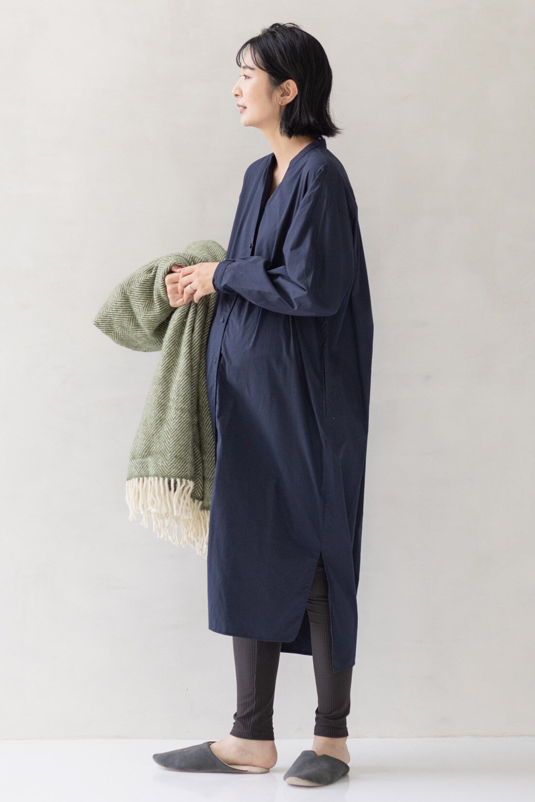 フェリシモMama|Moredde　マタニティから産後も使える　ママによりそう無地ワンピースパジャマ〈ネイビー〉|model:H167　着用サイズ：モデル用M（総丈+3cm　袖丈+1cm）