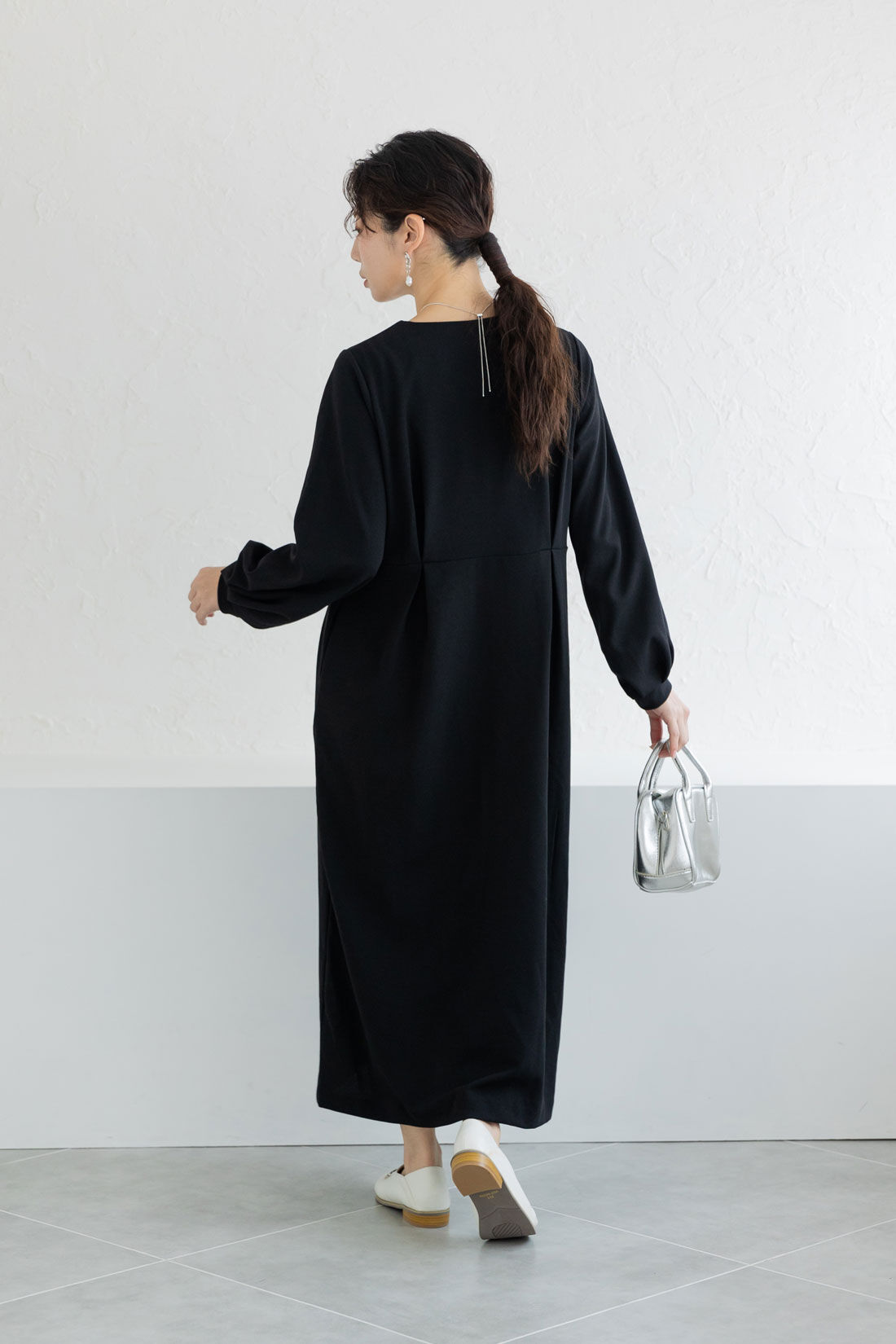 FELISSIMO Mama|Moredde　マタニティ・産後使える　授乳が簡単　上品キーネックのワンピース〈ブラック〉|後ろにもタックが入っていてキレイ見え