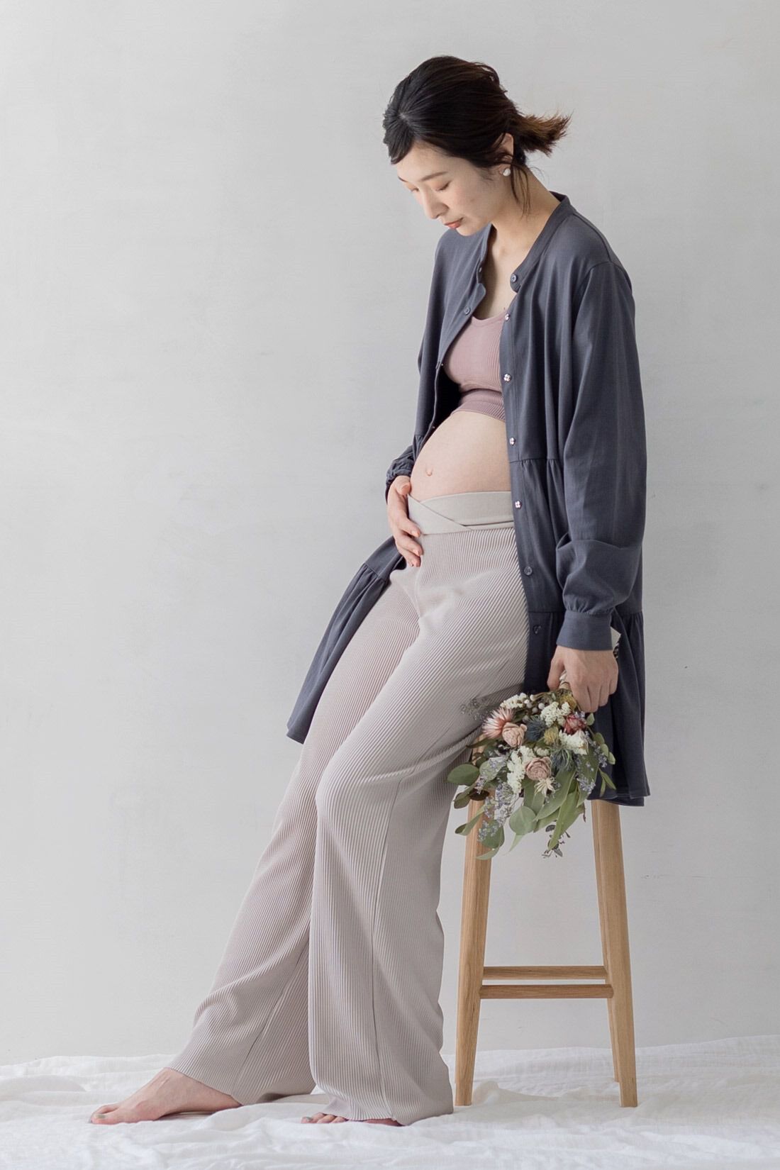 FELISSIMO Mama|Moredde　マタニティから産後も使える　ウエストクロス仕様のプリーツパンツ〈アッシュベージュ〉|マタニティフォトの時にも