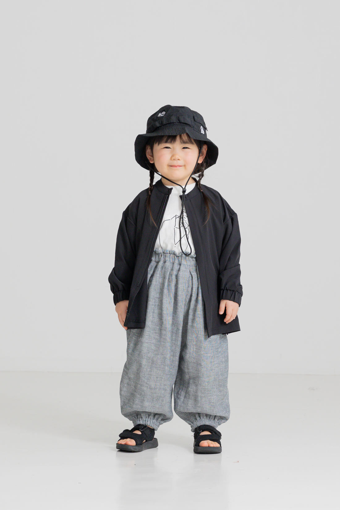 フェリシモMama|【親子リンクコーデ】リブ　イン　コンフォート　肌に当たる裏側は綿１００％！　風合いのいい麻混ダブルガーゼのぽんわりパンツおそろいセット〈グレー〉|model:H94 　着用サイズ：100サイズ