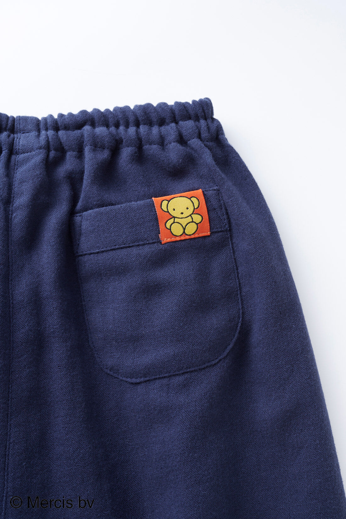 フェリシモMama|リブ イン コンフォート ×miffy　ふわふわダブルガーゼのストライプ長袖キッズセットアップ|後ろポケットにはくまちゃんの織りネーム付き