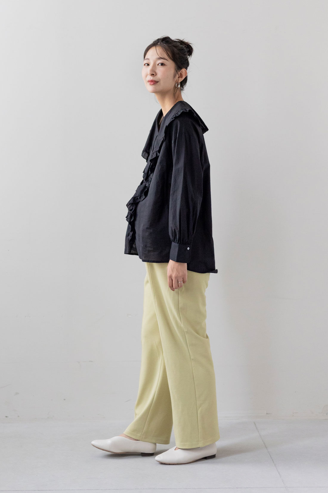 フェリシモMama|Moredde　マタニティから産後も使える　ストレッチストレートパンツ〈スモーキーイエロー〉|model:H167　モデル用Mサイズ　総丈+3cm