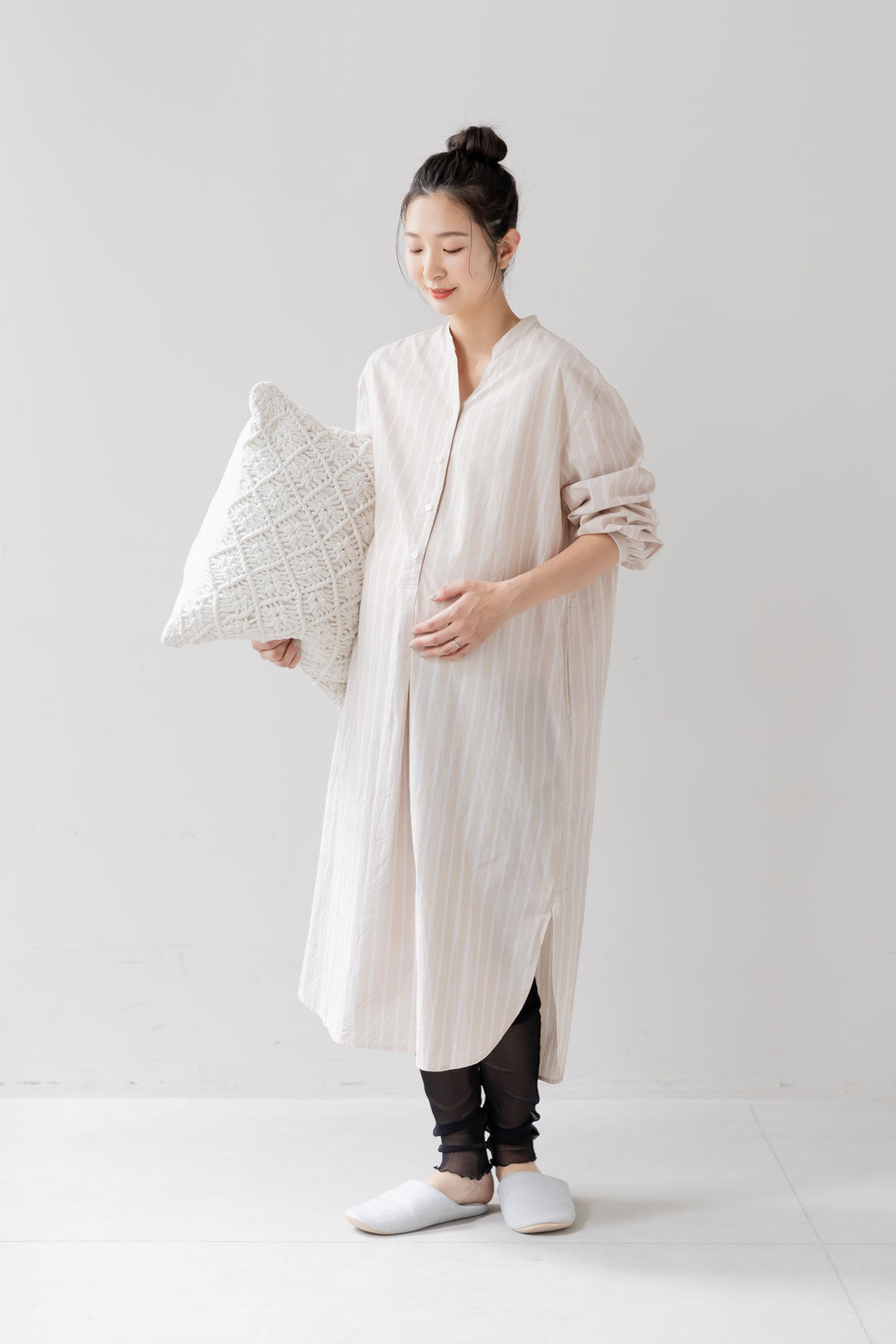 フェリシモMama|【はじめてのマタニティセット】Moredde　マタニティから産後も使える　ワンピースパジャマ〈ベージュストライプ〉＆カップ付き授乳キャミソール〈オフベージュ〉|マタニティ期のおなかもすっぽり包み込んでくれます。