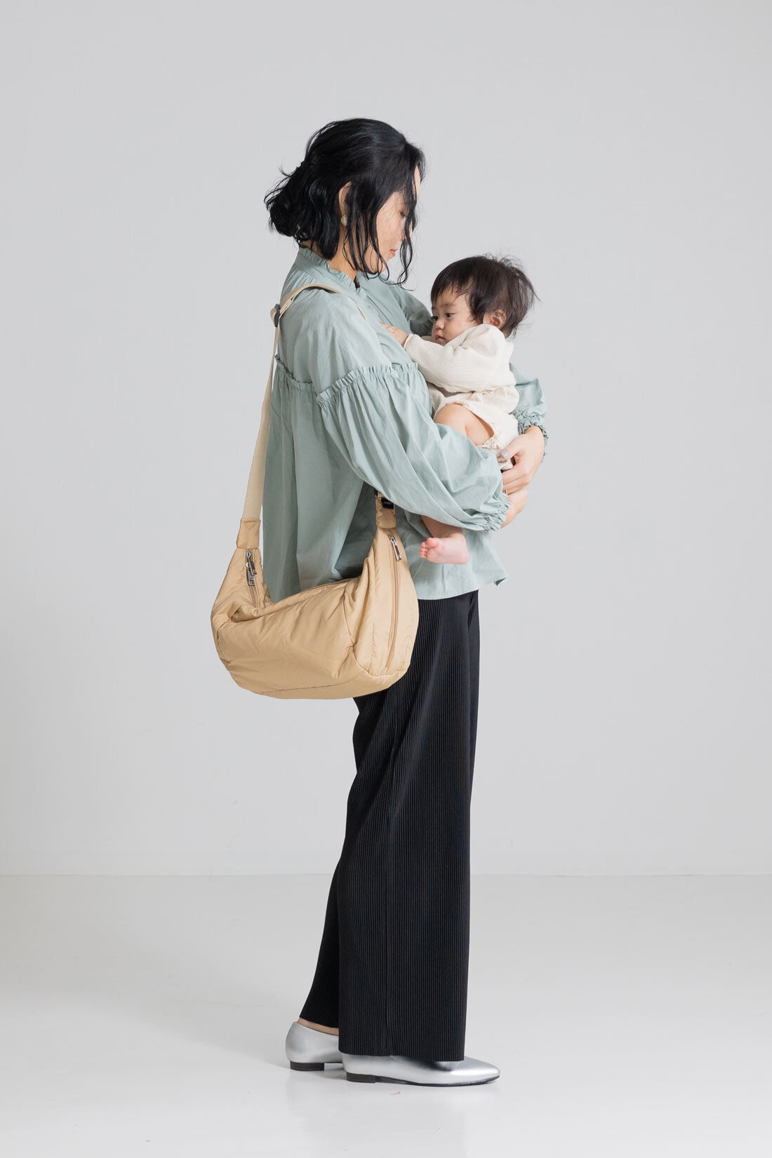 フェリシモMama|Moredde　マタニティから産後も使える　ウエストクロス仕様のプリーツパンツ〈ブラック〉