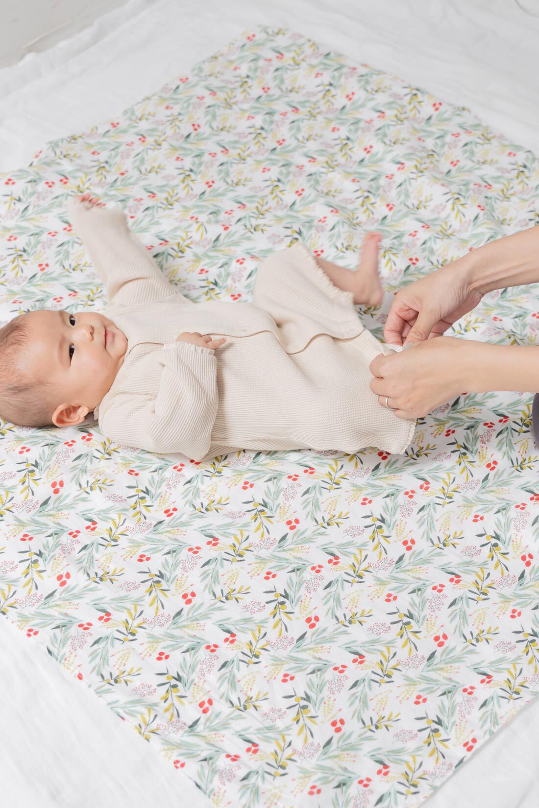 FELISSIMO Mama|タムロアヤノ×Moredde　はだごこちのいいコットンガーゼのおくるみ〈セージと赤いオリーブ〉