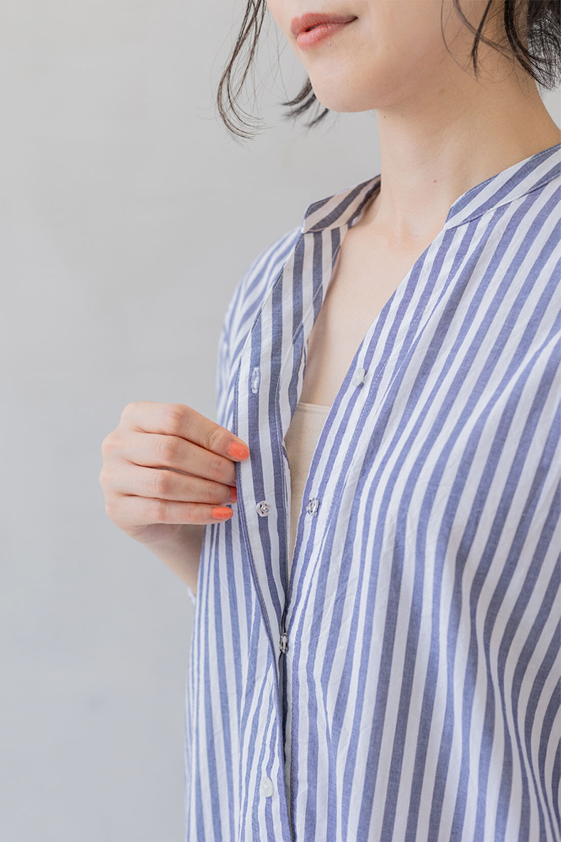 フェリシモMama|Moredde　マタニティから産後も使える　ママによりそうワンピースパジャマ〈ドット〉|授乳をしやすい前あきがスナップになっている仕様です。　※写真は別色です。