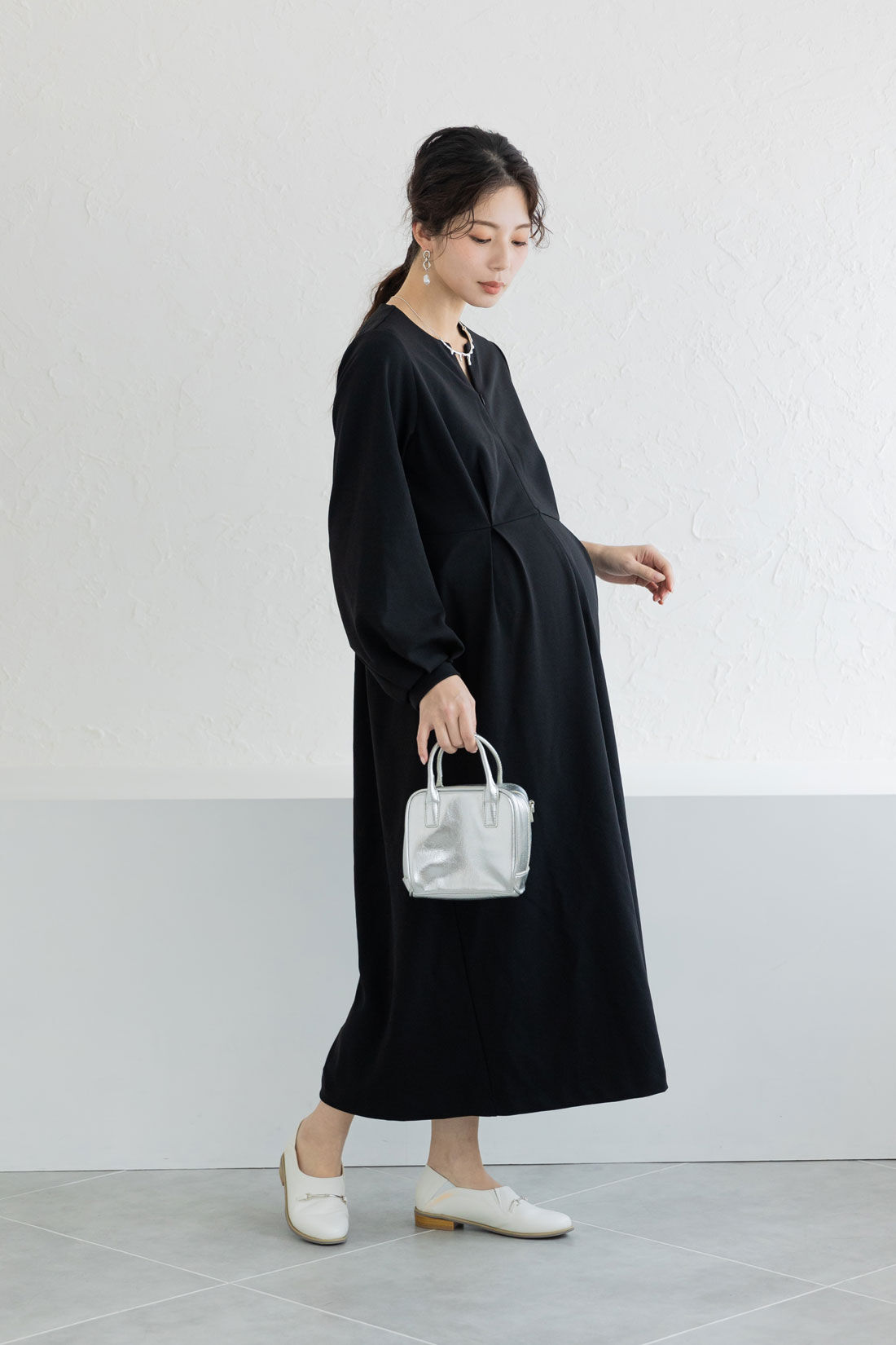 FELISSIMO Mama|Moredde　マタニティ・産後使える　授乳が簡単　上品キーネックのワンピース〈ブラック〉|ゆったりとした身幅でマタニティさんも着用できます。