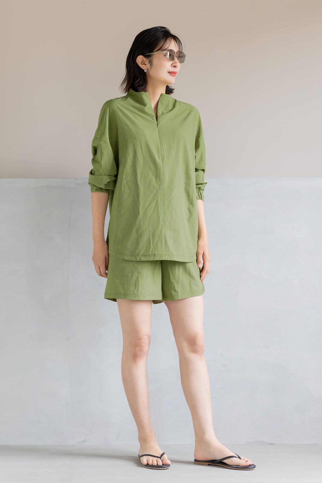 FELISSIMO Mama|Moredde　フロントジップのUVカットラッシュガード＆ショートパンツセット〈カーキ〉|model:H167　着用サイズ：モデル用M（袖丈+1㎝）