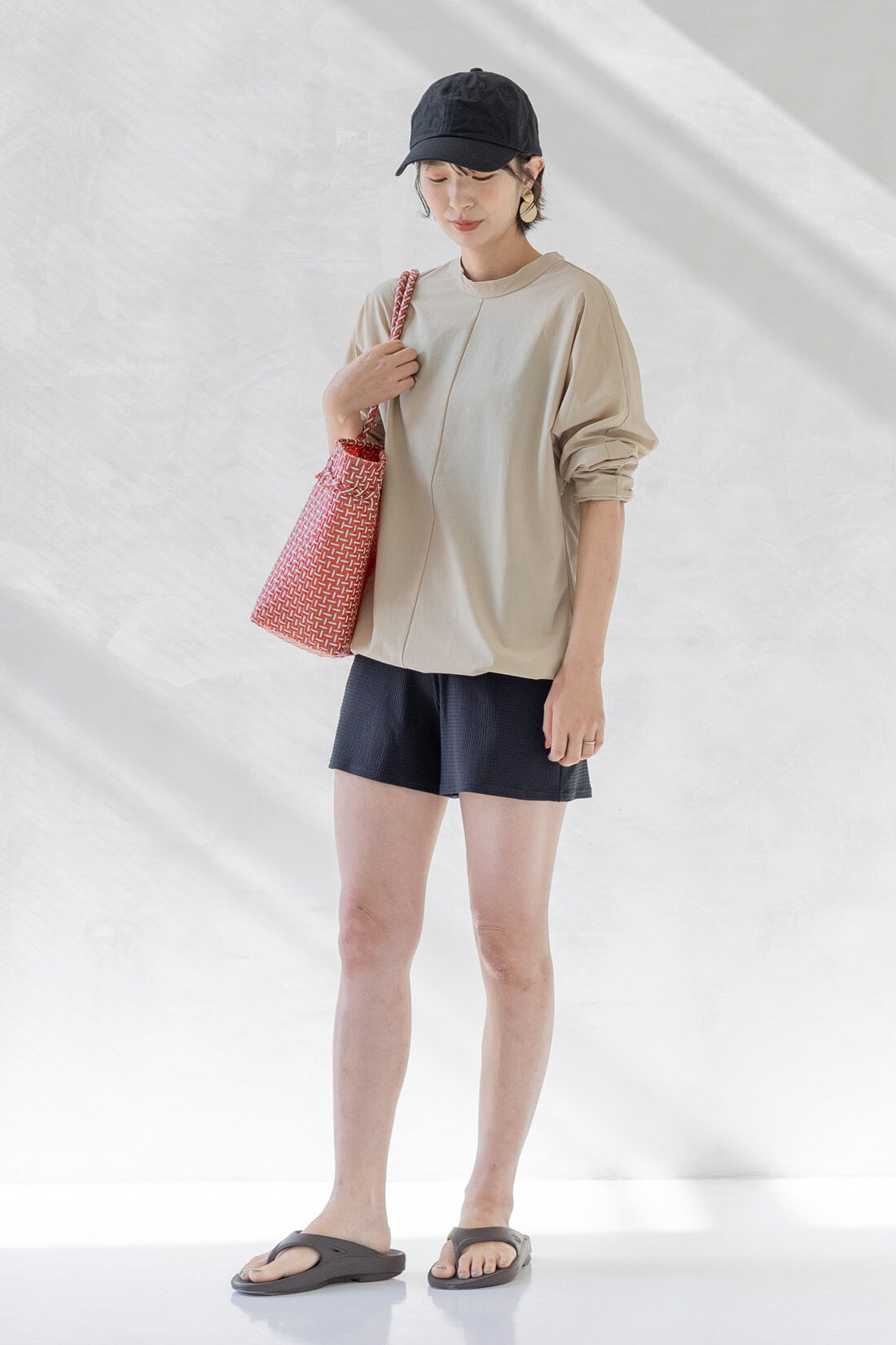 FELISSIMO Mama|Moredde　シルエットが変えられるUVカットラッシュガード〈ベージュ〉|裾にゴムが入っているのでシルエットを調整できます。