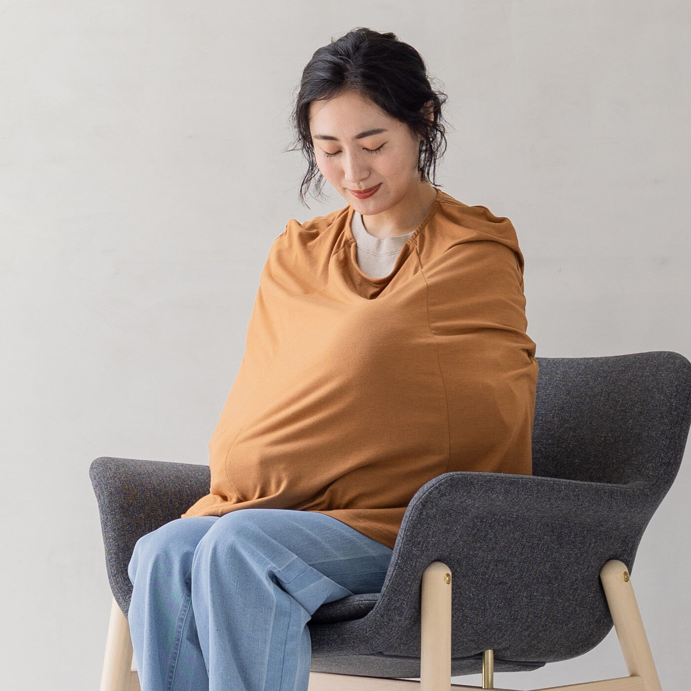 フェリシモMama|Moredde　ワイヤー入りの衿ぐりで安心　ストレッチカットソーで３６０度すっぽり覆うポケッタブル授乳ケープ　〈キャメル〉|ぐいーんと伸びるハイテンション素材で赤ちゃんをすっぽり包み込みます。