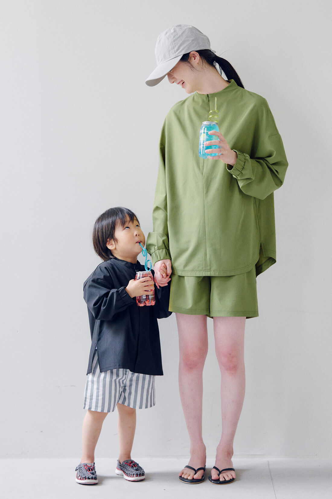 フェリシモMama|Moredde　フロントジップのUVカットラッシュガード＆ショートパンツセット〈カーキ〉|親子のレジャーシーンに活躍します