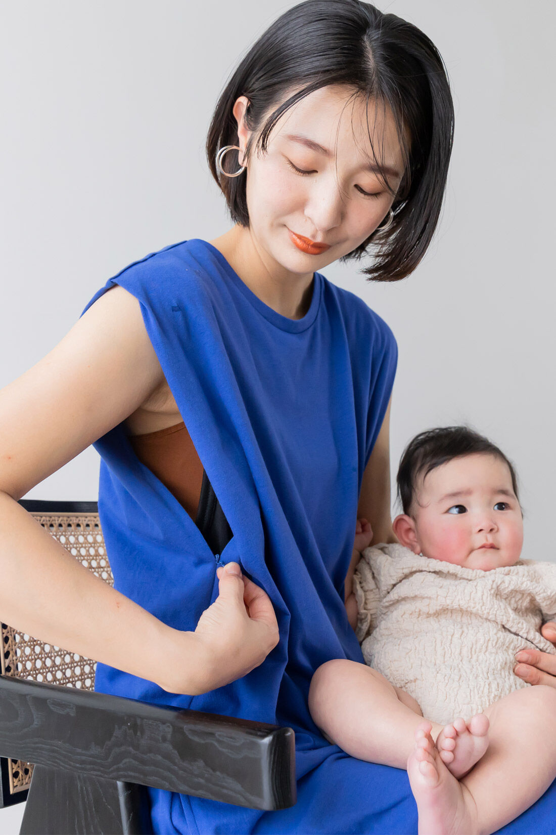 フェリシモMama|Moredde　産前産後楽しめる　サイドファスナーで授乳が簡単　ショルダータッククルーネックカットソーワンピース〈ブルー〉|両サイドの長いコンシールファスナーを開閉して、授乳もスムーズ。