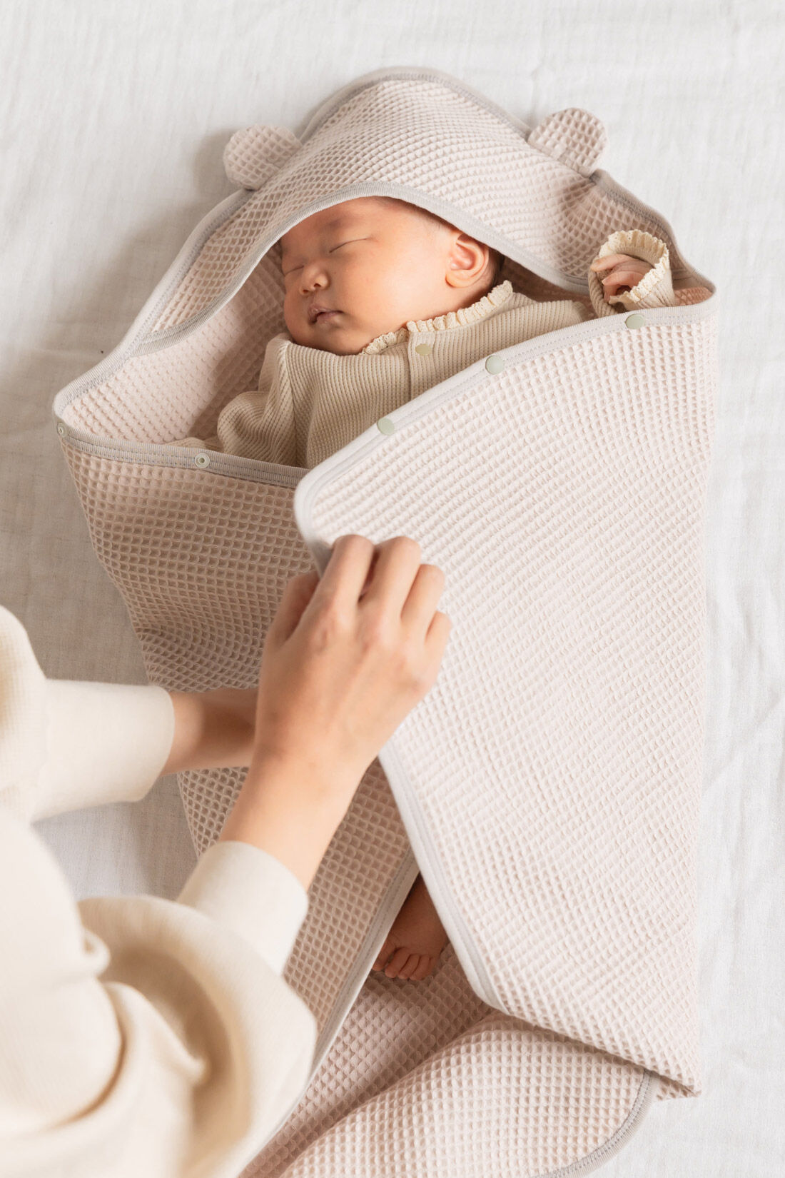 フェリシモMama|Moredde　くま耳がかわいい　コットン100％ぽこぽこワッフル素材の　ジャパンメイドベビータオル〈グレージュ〉