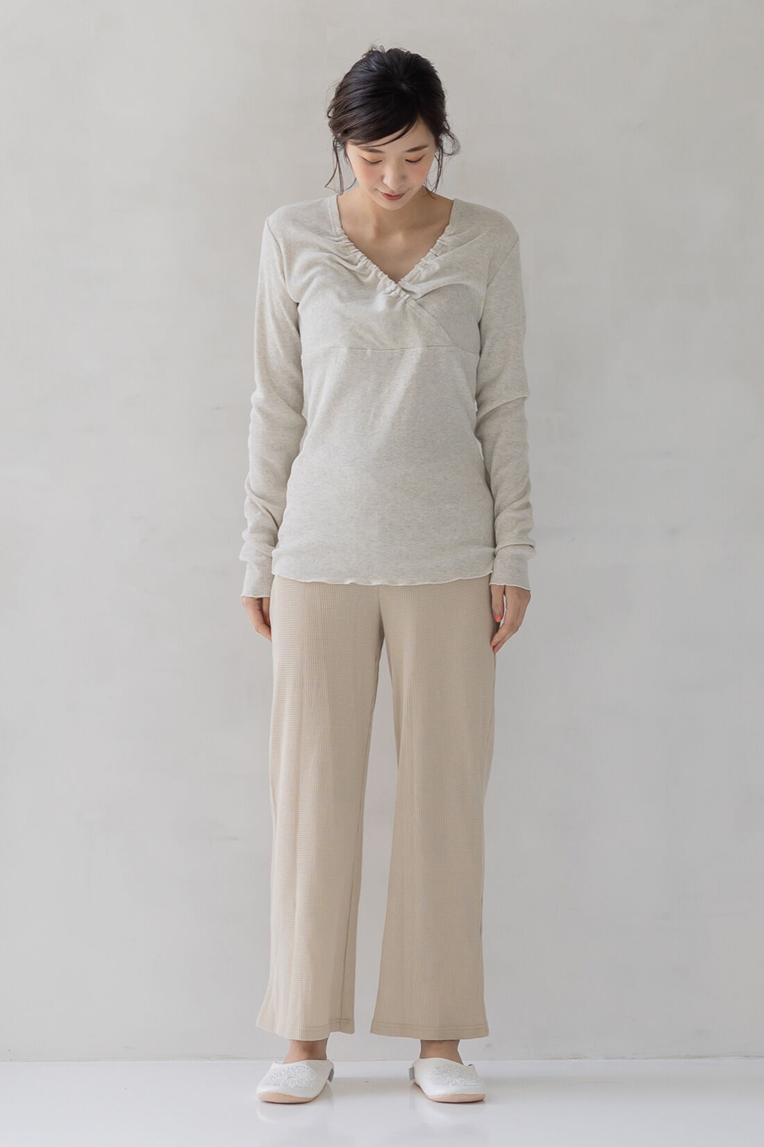 フェリシモMama|Moredde　綿１００％のエニワイズ加工が肌にやさしい　カシュクール授乳インナートップス〈アイボリー〉|すっきりとしたカシュクールデザイン。
