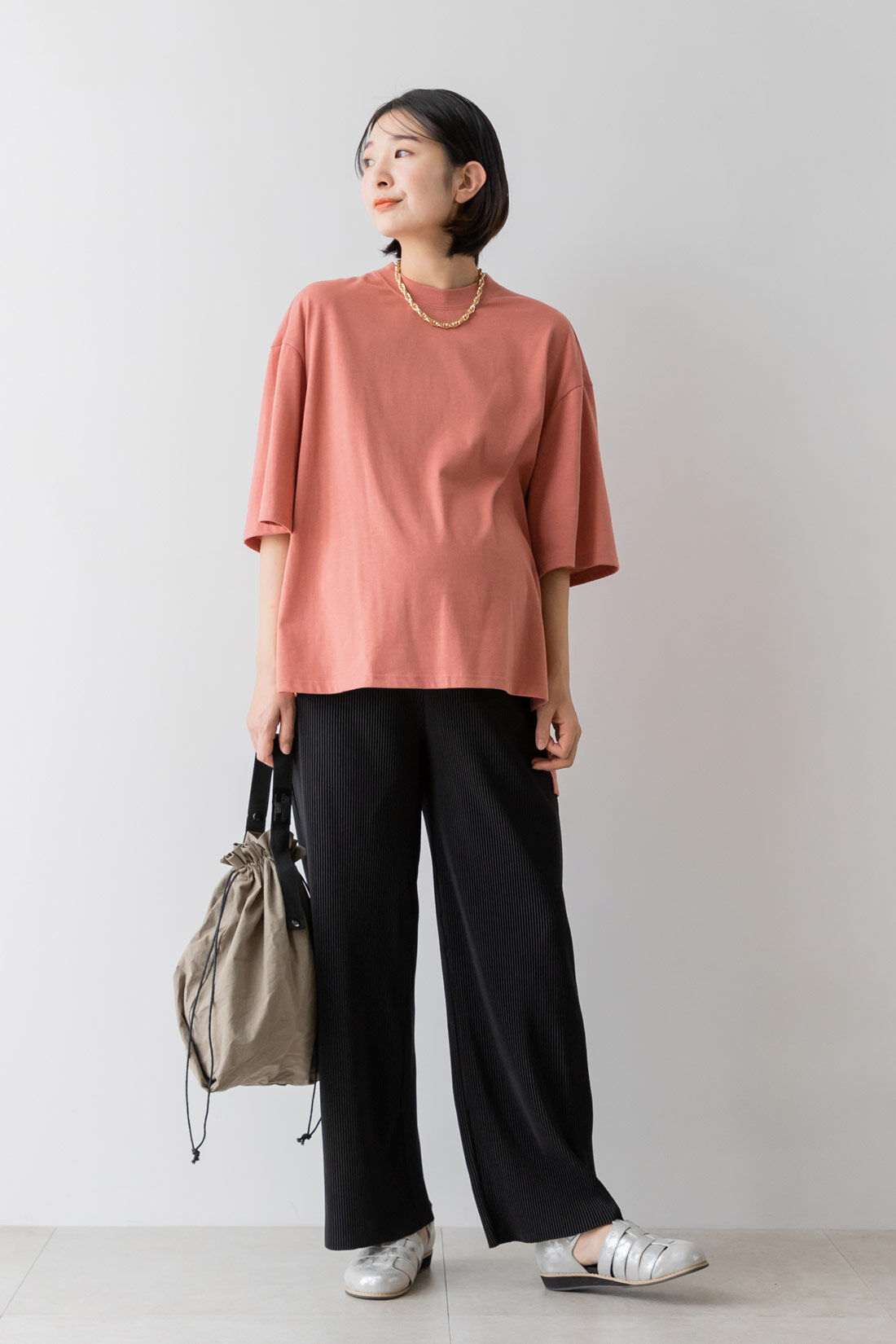 フェリシモMama|Moredde　マタニティから産後も使える　ウエストクロス仕様のプリーツパンツ〈ブラック〉|model:H167 　Mサイズ　股下72.5㎝を着用