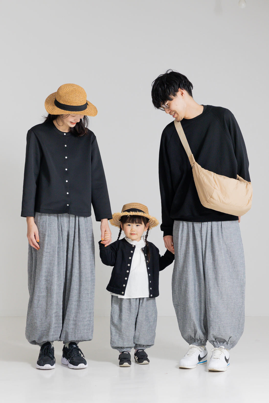 フェリシモMama|【親子リンクコーデ】リブ　イン　コンフォート　肌に当たる裏側は綿１００％！　風合いのいい麻混ダブルガーゼのぽんわりパンツおそろいセット〈グレー〉|家族でリンクコーデしてお出かけしたらチーム感が出て楽しい！