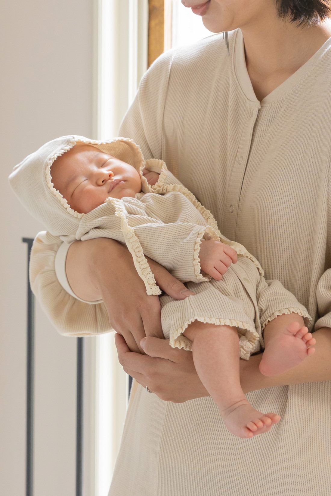 フェリシモMama|Moredde　セレモニーにも使える　ロンパース＆ボンネットセット〈ベージュ〉|退院時やお祝いの時にママとリンクコーデも