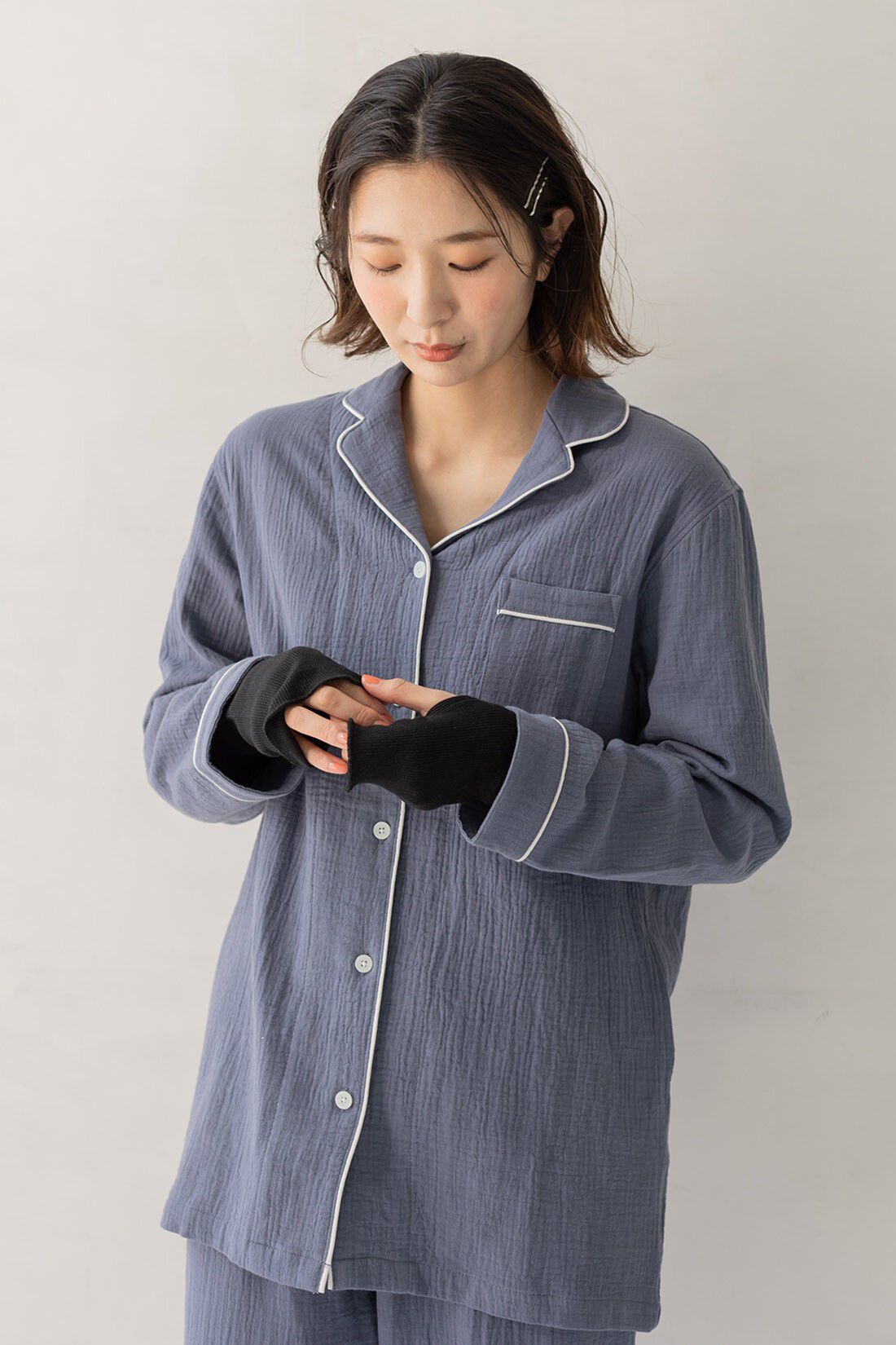 FELISSIMO Mama|Moredde　綿１００％のエニワイズ加工が肌にやさしい　カシュクール授乳インナートップス〈ブラック〉|十二分袖で手先まであったか。スマホの操作も便利。