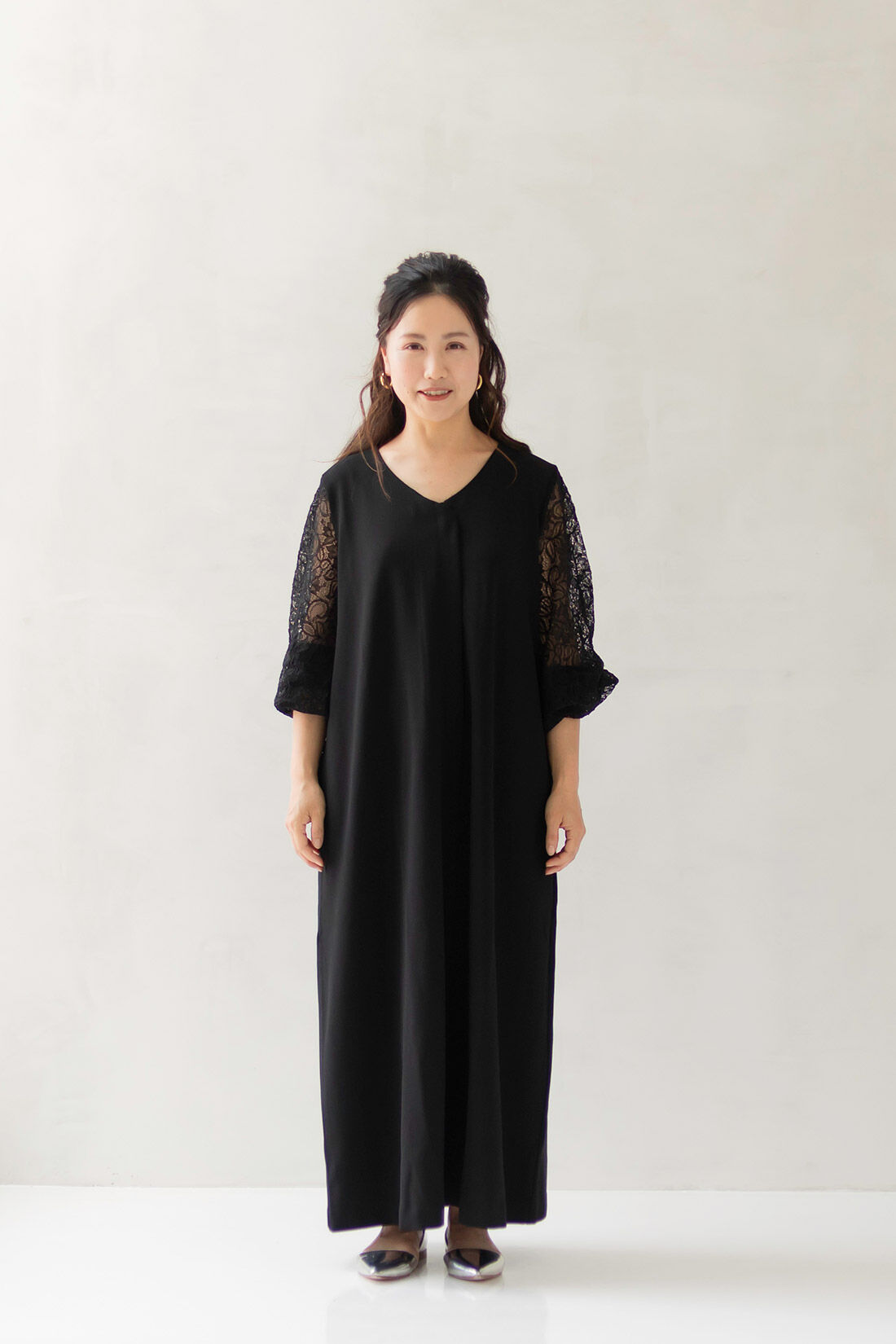 フェリシモMama|Moredde　マタニティ・産後使える　授乳が簡単　上品袖レースのワンピース〈ベージュ〉|model:H149cm　着用サイズ：Mサイズ ※お届けするカラーとは異なります。