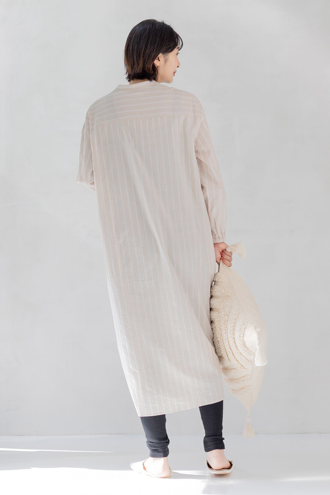 フェリシモMama|【はじめてのマタニティセット】Moredde　マタニティから産後も使える　ワンピースパジャマ〈ベージュストライプ〉＆カップ付き授乳キャミソール〈オフベージュ〉|バックスタイルはヨーク切り替えでメリハリアップ