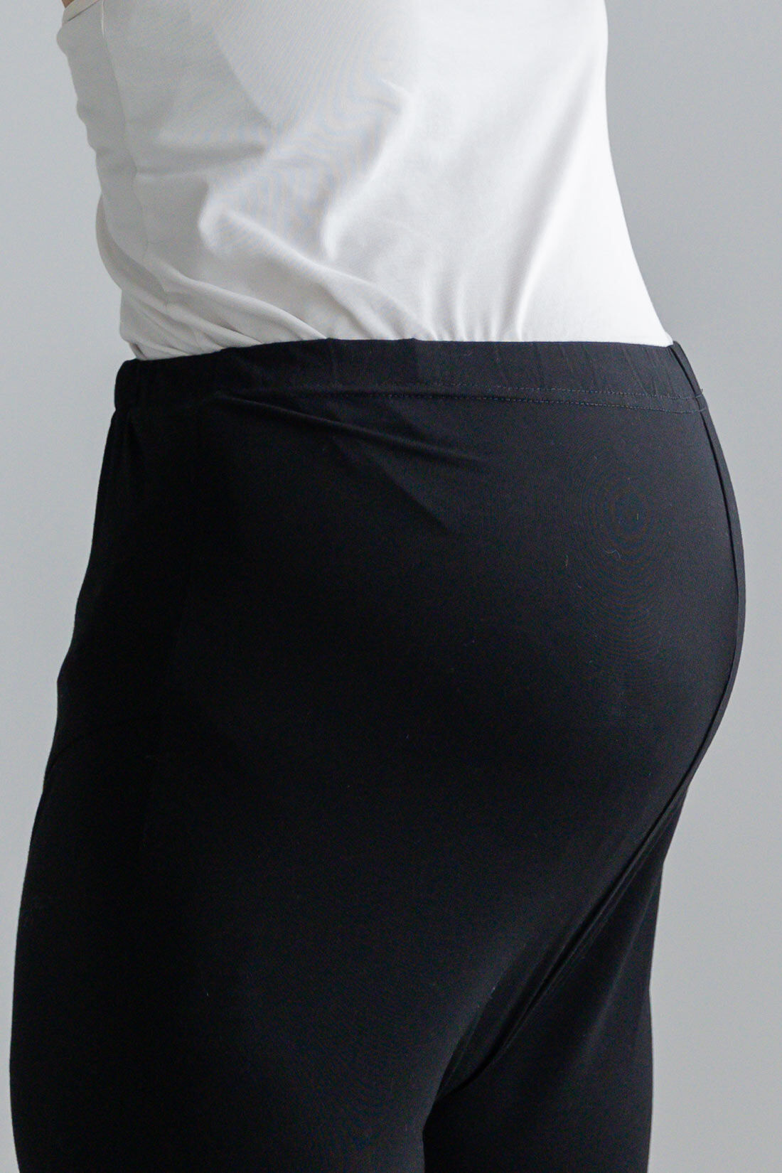 フェリシモMama|Moredde　マタニティ・産後使える　すそシアーレギンス〈ブラック〉|伸びやかな素材でおなかをつつんでくれます