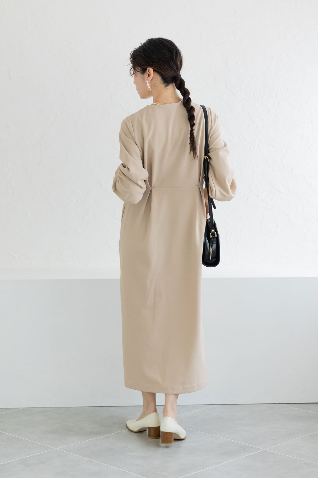 フェリシモMama|Moredde　マタニティ・産後使える　授乳が簡単　上品キーネックのワンピース〈ベージュ〉|後ろにもタックが入っていてキレイ見え