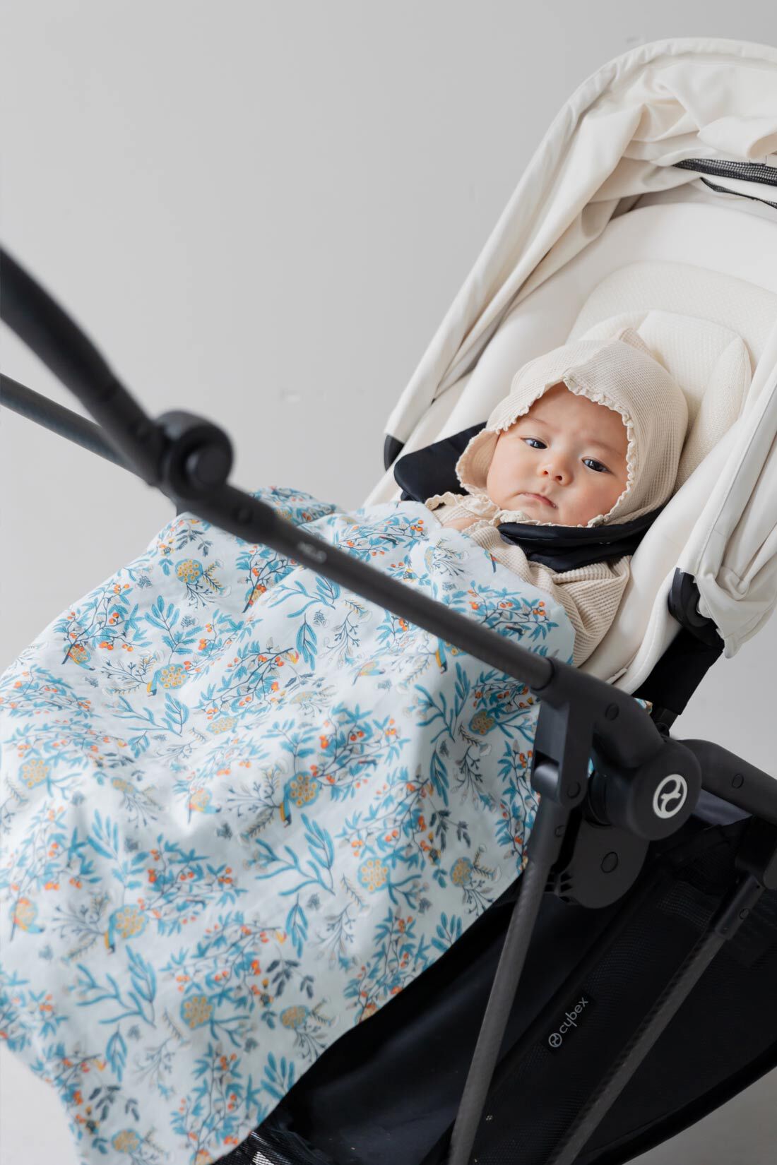 フェリシモMama|タムロアヤノ×Moredde　はだごこちのいいコットンガーゼのおくるみ〈木の実と小鳥たち〉