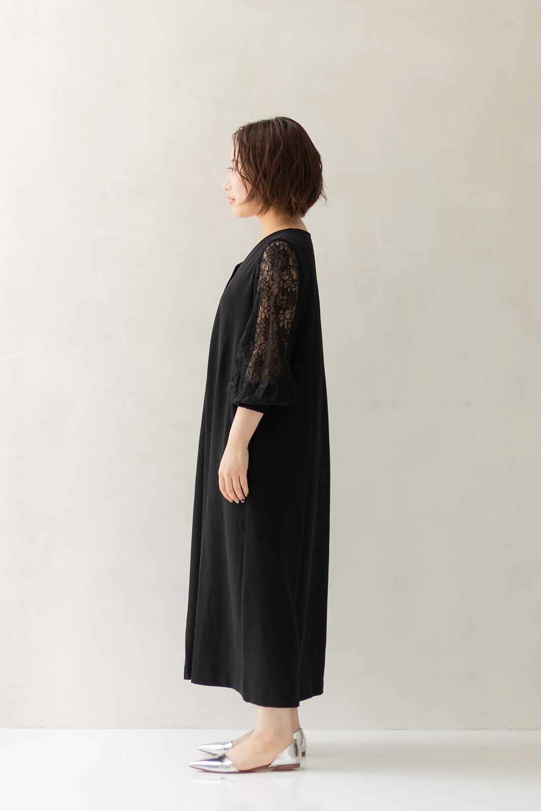 フェリシモMama|Moredde　マタニティ・産後使える　授乳が簡単　上品袖レースのワンピース〈ベージュ〉|model:H157cm　着用サイズ：Mサイズ ※お届けするカラーとは異なります。