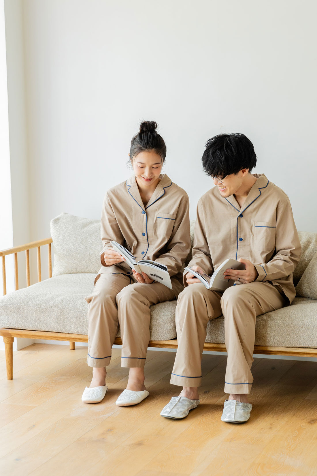 フェリシモMama|【パートナーとおそろい】Moredde　肌側の微起毛が心地いい　コットン１００％の前あきペアパジャマセット〈ダークベージュ〉|パートナーとおそろいでリラックスタイムを過ごせます