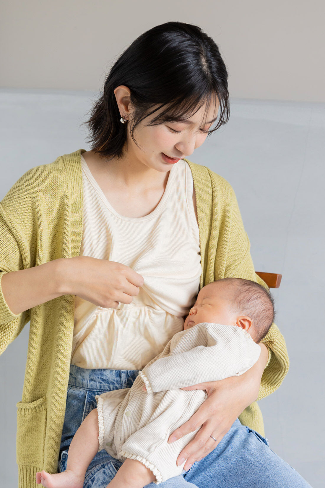フェリシモMama|Moredde　見せインナーなのに授乳ができる　胸チラしにくいカップ付きテレコリブタンクトップ〈エクリュ〉|上布をめくるとカシュクール仕様になっており、授乳が簡単にできます。
