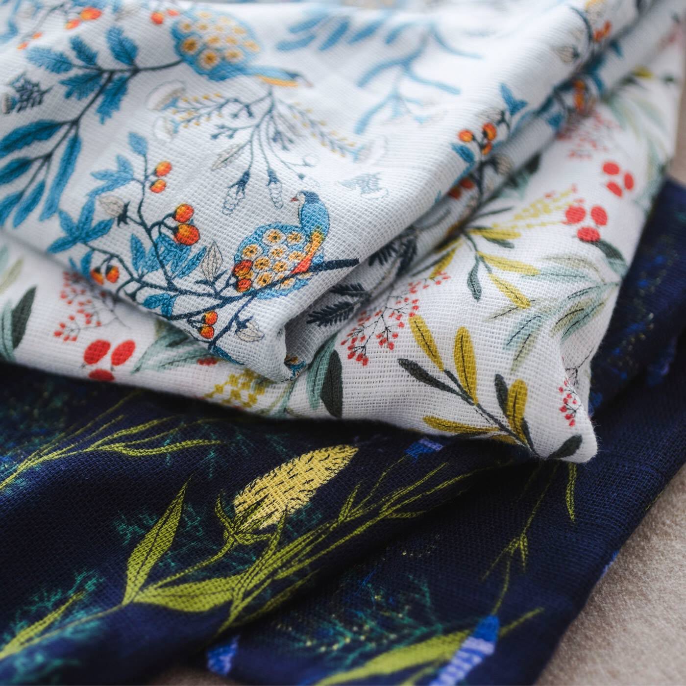 FELISSIMO Mama|タムロアヤノ×フェリシモＭａｍａ【Moredde】　モスリンコットンが心地いいおくるみ〈夜のバンクシア〉|オリジナル柄が大人っぽい
