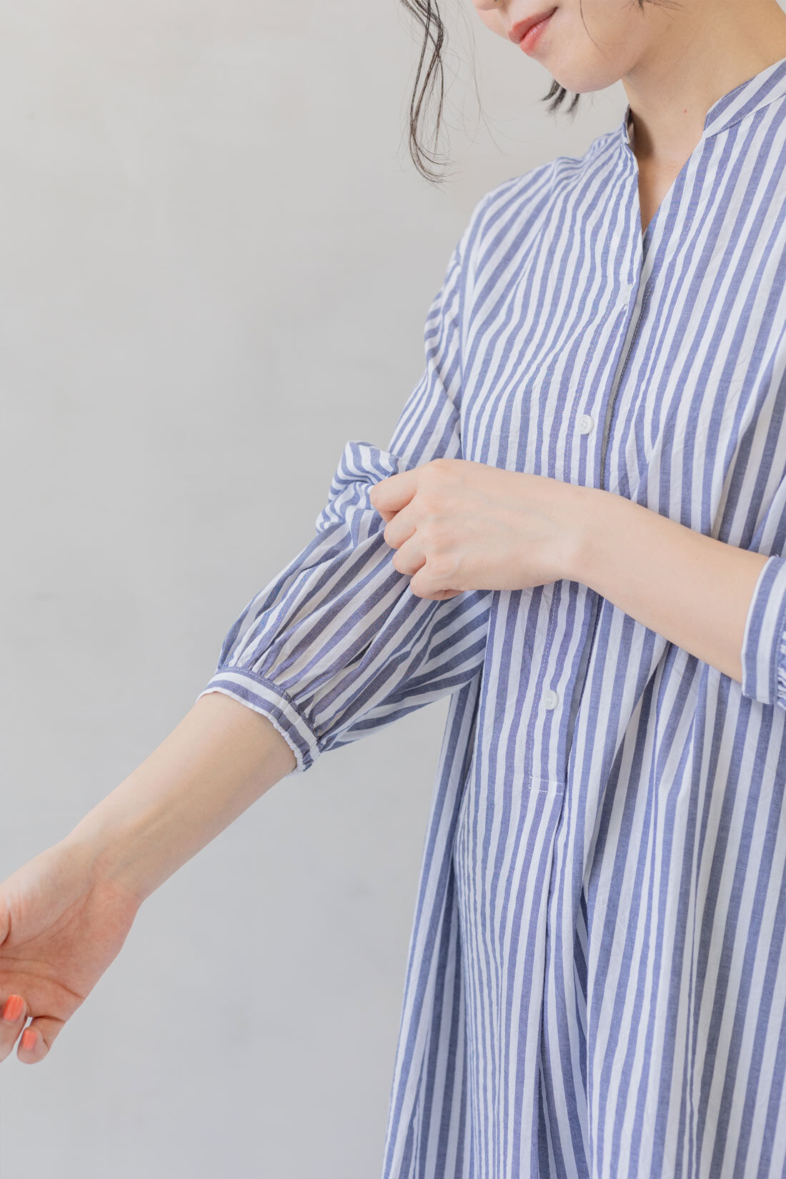 フェリシモMama|【はじめてのマタニティセット】Moredde　マタニティから産後も使える　ワンピースパジャマ〈ベージュストライプ〉＆カップ付き授乳キャミソール〈オフベージュ〉|袖の内側がゴム仕様になっているので家事をするのもらく。　※写真は別色です。