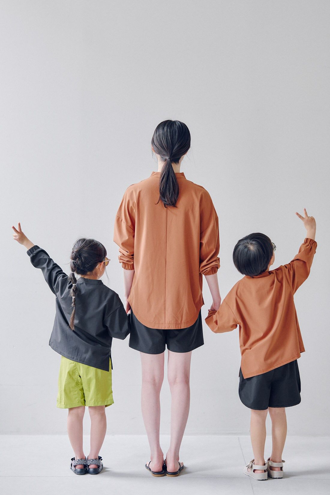 FELISSIMO Mama|Moredde　オーバーサイズのシャツみたいなUVカットキッズラッシュガード〈ブラック〉