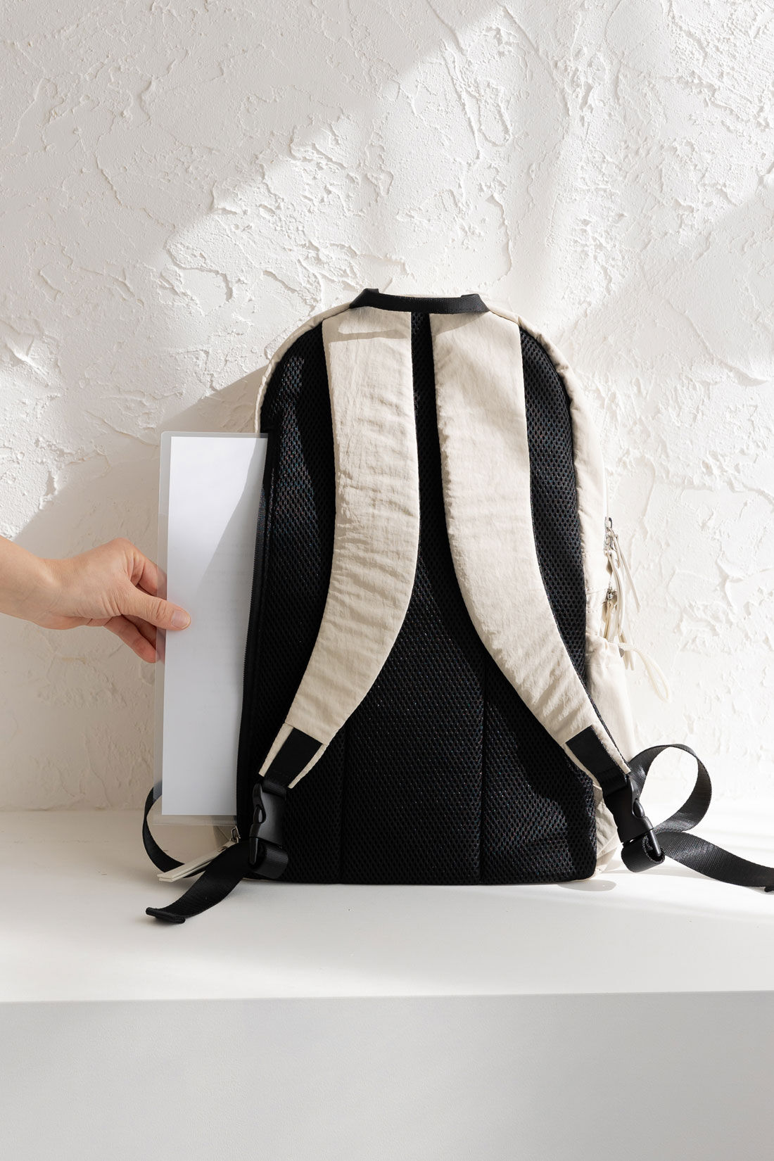 フェリシモMama|Moredde　二層で荷物が分けられるのが便利なマザーズリュック〈アイボリー〉|背面はメッシュ素材。背面ポケットはA4サイズのファイルが入る大きいサイズです