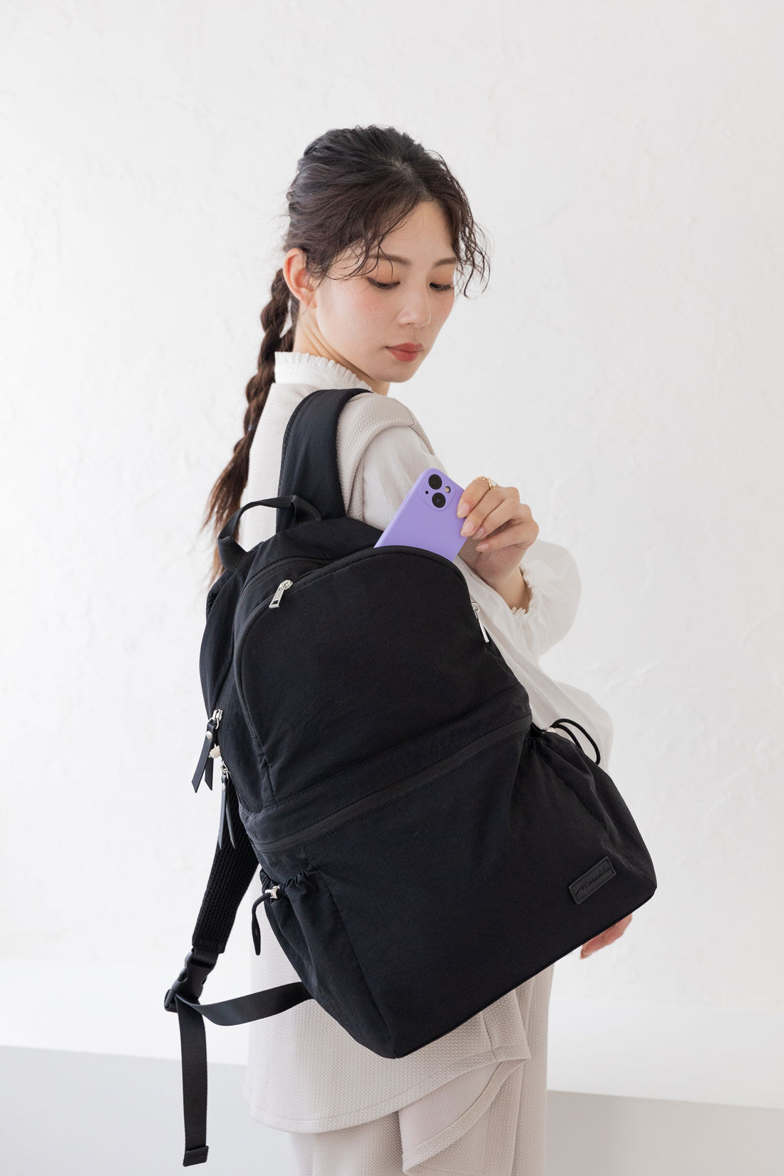 フェリシモMama|Moredde　二層で荷物が分けられるのが便利なマザーズリュック〈アイボリー〉|外ポケットは荷物が取りだしやすい　※写真は別色です。