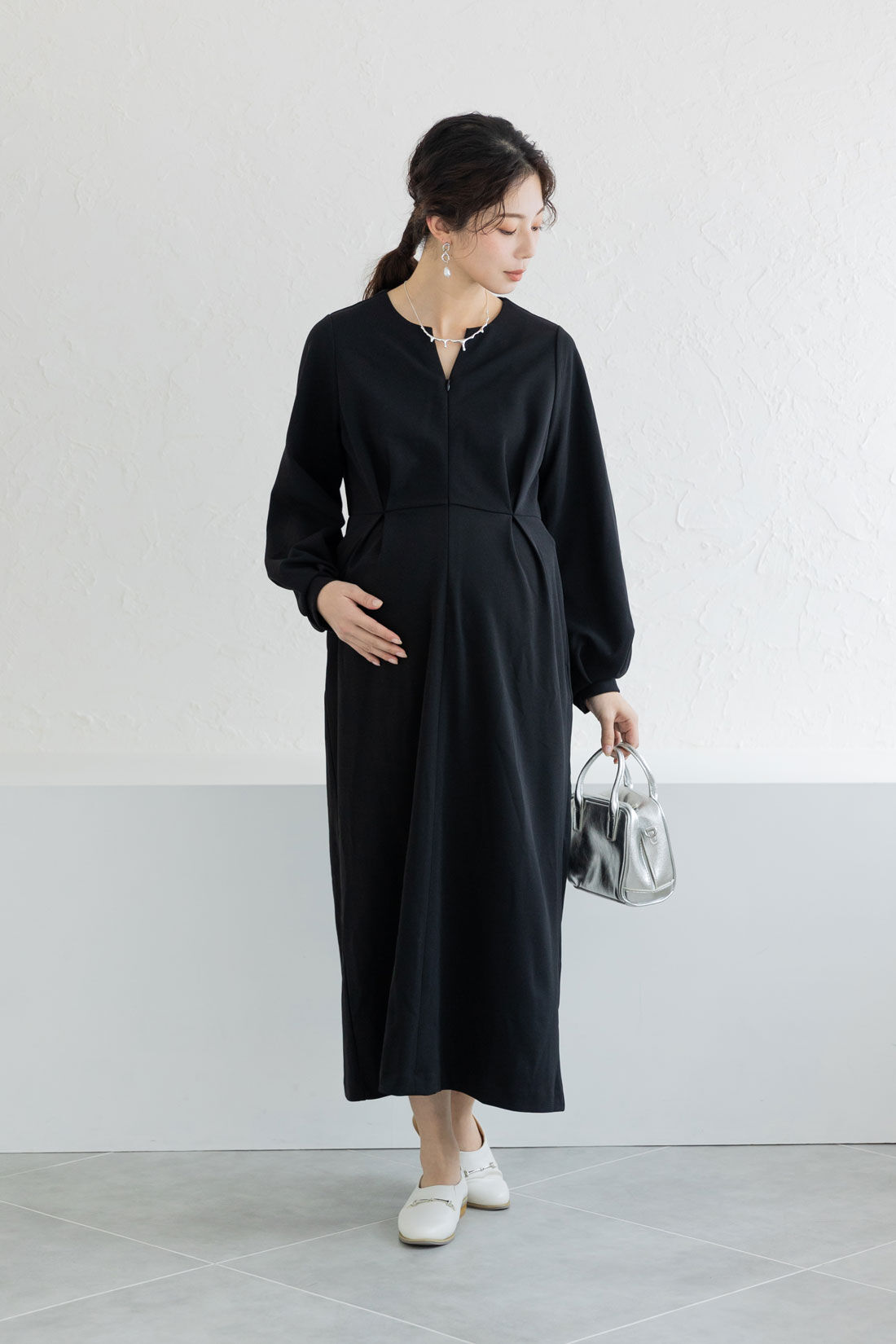 FELISSIMO Mama|Moredde　マタニティ・産後使える　授乳が簡単　上品キーネックのワンピース〈ブラック〉|model:H166　着用サイズ：モデル用M（総丈＋3㎝、袖丈＋1㎝）