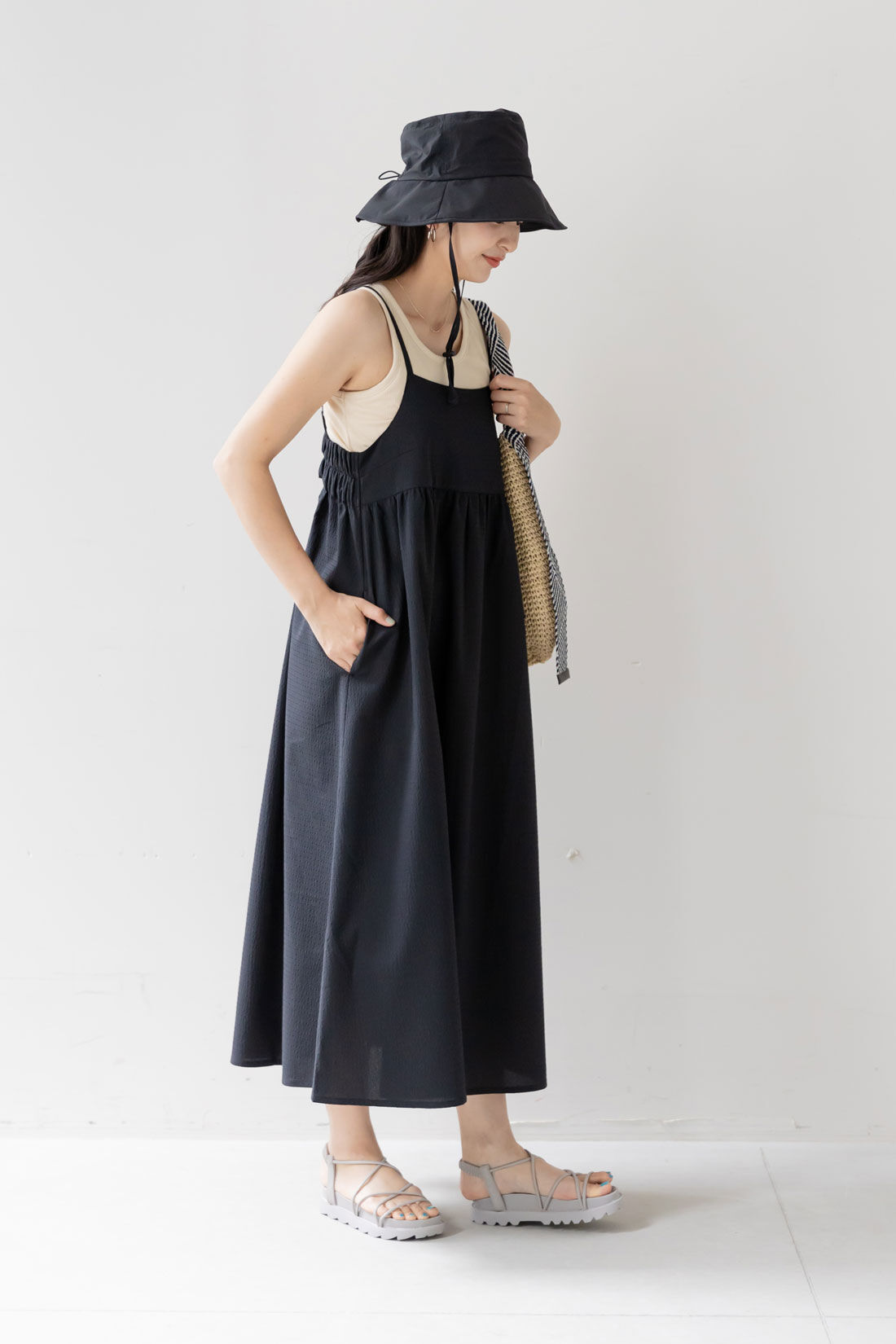フェリシモMama|Moredde　マタニティ・産後使える　サッカー素材のキャミワンピース〈ブラック〉|夏はタンクトップとも好相性