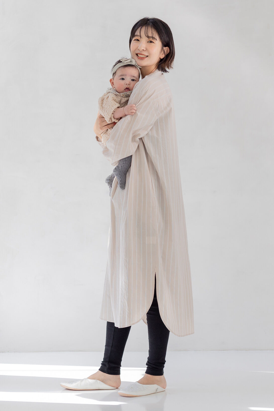 フェリシモMama|【はじめてのマタニティセット】Moredde　マタニティから産後も使える　ワンピースパジャマ〈ベージュストライプ〉＆カップ付き授乳キャミソール〈オフベージュ〉|産後赤ちゃんと過ごすのにぴったりのワンピパジャマ